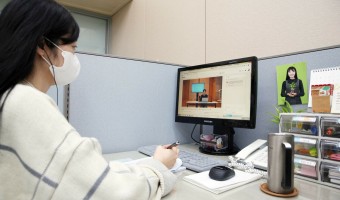 코로나19 관련 유튜브 스트리밍 기능으로 온라인 교육을 진행한 서울장애인종합복지관 모습