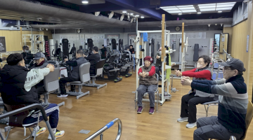 복지관 건강누리실에서 운동 전 스트레칭을 하면 어떤 변화가 생길까요? 여기는 '마음이 쉬는 스트레칭'입니다.