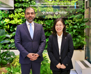 알리 살레 알 파달라 주한카타르대사관 부대사(왼쪽), 최미영 관장(오른쪽) 모습