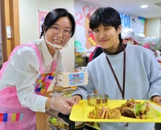 설맞이 특식 이벤트의 복지관 관장과 이용자